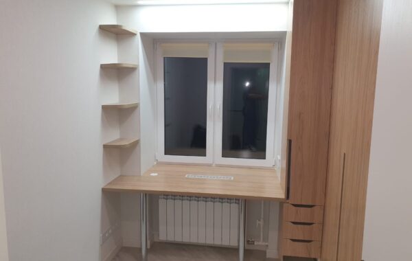 Стол у окна в детскую