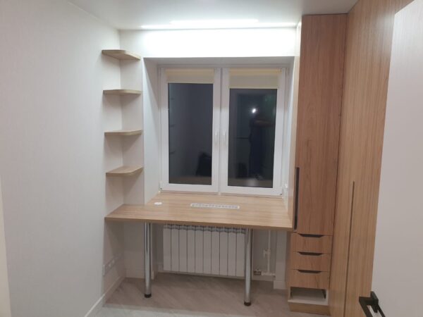 Стол у окна в детскую