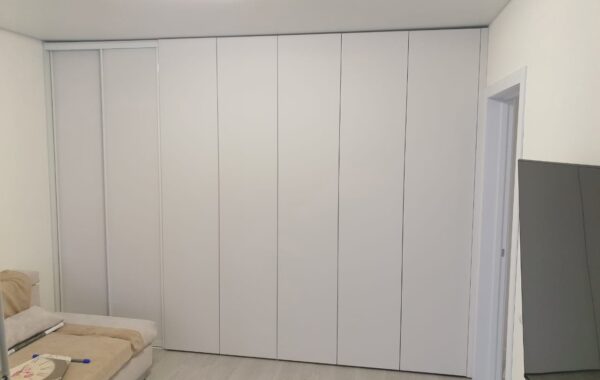 Шкафы распашные