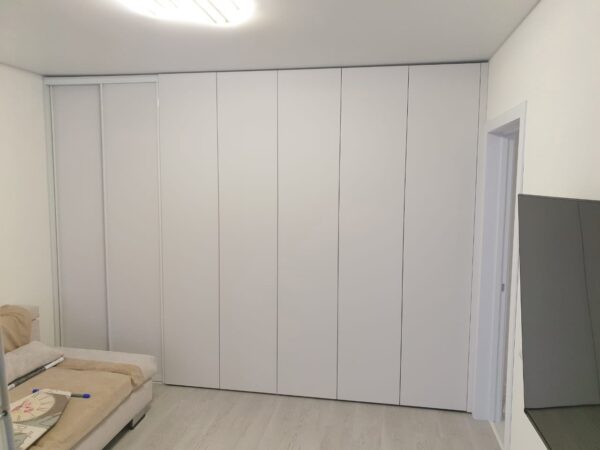 Шкафы распашные